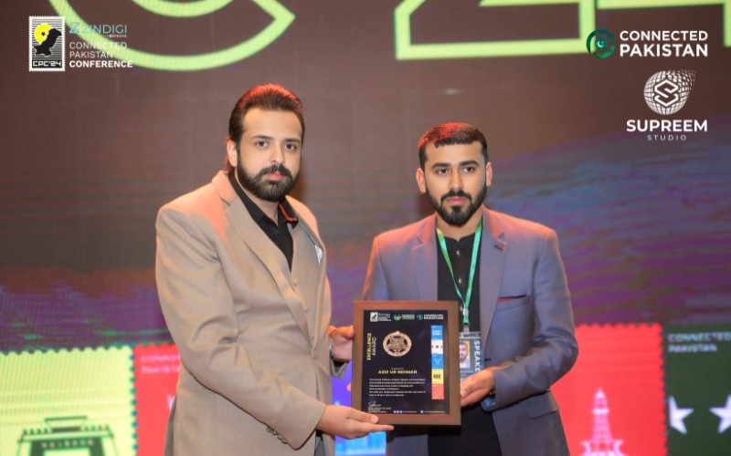 Aziz Ur Rehman receiving Excellence Award at Connected Pakistan Conference 2024 for top freelancer achievement