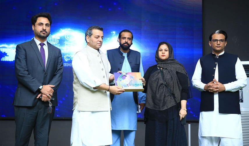 Shawana Iftikhar receiving award at Connected Pakistan Conference